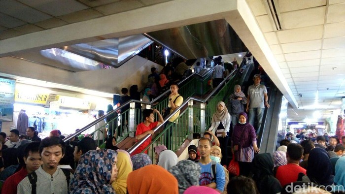 Pedagang Amplop Lebaran Mulai Menjamur di Tanah Abang