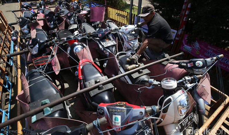 Mudik gratis, motor diangkut pakai truk. Foto: Grandyos Zafna Mudik gratis, motor diangkut pakai truk. Foto: Grandyos Zafna