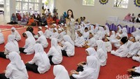Nikita Willy kini telah menginjak usia 22 tahun. Tidak dengan pesta yang heboh, ia merayakannya bersama anak-anak yatim piatu. Pool/Noel/detikFoto.