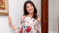 Ia terlihat tampil dengan blus bermotif bunga dengan celana panjang warna putih dan heels hitam. Pool/Ismail/detikFoto.