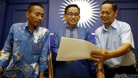 Anggota Komisi V DPR-RI yang juga  Koordinator Mudik Gratis DPP PAN 2016 H Bakri didampingi, panitia  Irwan Zulfikar H dan Wasekjen  DPP PAN Soni Sumarsono saat menjelaskan kepada media terkait program tahunan Mudik bareng Partai Amanat Nasional, di Jakarta, Kamis (30/06/2016).
