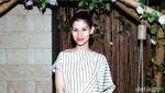 Millane Fernandez Cantik dengan Dress Lurik