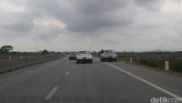 Pagelaran Mazda Skyactiv ASEAN Caravan etape 1 memasuki hari terakhir setelah melewati 2 negara sebelumnya yaitu Thailand dan Laos. Kali ini peserta harus mengendarai mobil Mazda salah satunya Mazda CX-3, Mazda CX-5, dan Mazda3 di negara Vietnam.Peserta start dari Kota Vinh Vietnam, Rabu (29/6/2016) dan akan menempuh perjalanan ke Hanoi dengan panjang jarak sekitar 490 km. Dalam kesempatan ini detikOto bersama 3 jurnalis Indonesia lainnya diberikan kesempatan mengendarai Mazda CX5.