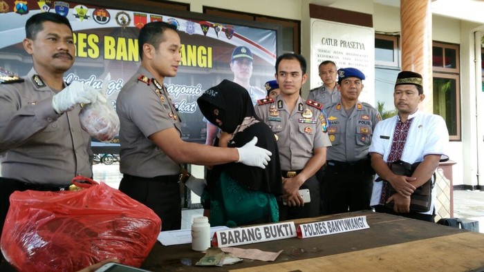 Tepergok Jual Daging Oplosan Sapi dan Babi, Wanita ini Terisak di Kantor Polisi