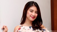 Pose artis berusia 22 tahun itu saat diabdikan oleh fotografer. Pool/Ismail/detikFoto.