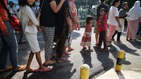 Warga mulai mengantre sejak pukul 06.00 WIB dengan tertib meski loket penjualan mulai dilakukan satu jam kemudian.
