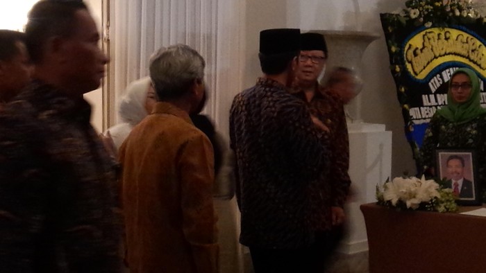 Jokowi Beri Penghormatan Terakhir ke Jenazah Alexander Litaay di Gedung Kemlu