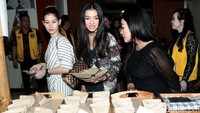 Setelah serangkaian acara yang padat, mereka menyambangi tempat makan Wedangan Goedang Teboe yang berlokasi di Kartosuro, Solo. Raline Shah juga terlihat hadir.