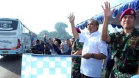 Direktur SDM dan Umum PGN, Hendi Kusnadi melepas peserta mudik PGN 2016, Cilandak KKO, Jakarta Selatan, Kamis (30/6/2016).