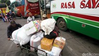 Meski terjadi lonjakan penumpang dari hari biasanya, namun jumlah pemudik yang berangkat melalui terminal tersebut masih relatif sepi.