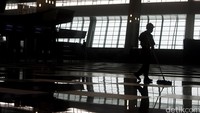 Sejumlah pekerja melakukan finishing di Terminal 3 Ultimate Bandara Soekarno-Hatta.