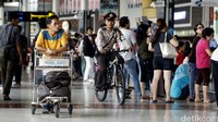 Polisi berpatroli dengan sepeda.