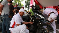 Sedangkan sekitar 2.000 pemudik akan diberangkatkan menggunakan bus eksekutif pada Jumat, 1 Juni 2015. 