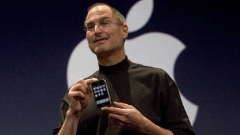 Jobs memamerkan iPhone generasi pertama. Foto: Getty Images