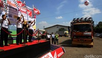Kasubdit Angkutan Barang Dirjen Perhubungan Darat Kementerian Perhubungan Dadan M Ramdan Direktur Angkutan dan Multimoda Dirjen Perhubungan Darat Kementerian Perhubungan Ir Cucu Mulyana, GM Honda Customer Care Center Division PT Astra Honda Motor Istiyani Susriyati dan Kasubdit Angkutan Orang Dirjen Perhubungan Darat Kementerian Perhubungan Ahmad Yani melepas rombongan truk pengangkut sepeda motor pemudik Jakarta Utara (30/06/2016).