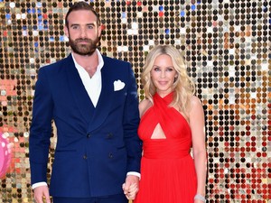 Kylie Minogue Pamer Kemesraan dengan Tunangan yang 20 Tahun Lebih Muda