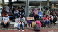 Sejumlah penumpang tampak menunggu keberangkatan di di Terminal Bus Pulogadung, Jakarta Timur.