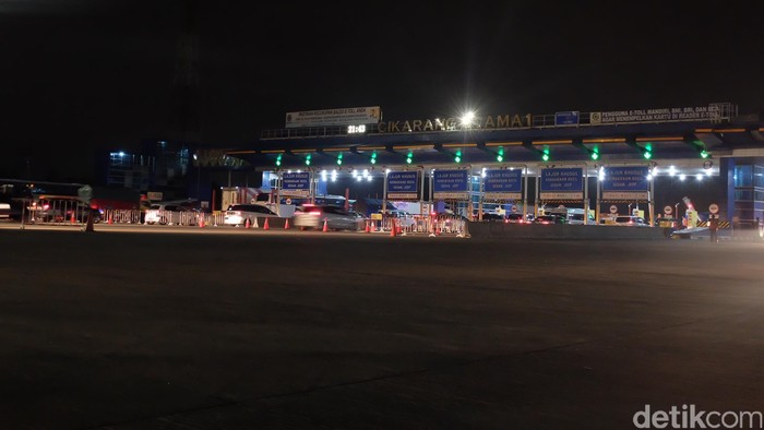 Didominasi Mobil Pribadi, Ini Penampakan Antrean di Tol Cikarang Utama