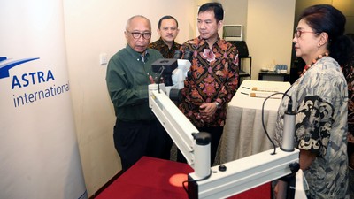 Astra Serahkan 2 Mikroskop Bedah Portabel untuk Papua
