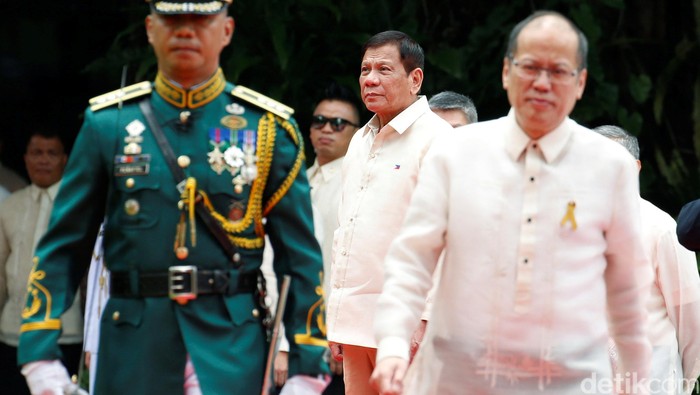 Outgoing President Benigno Aquino takes part during departure honors for him as incoming President Rodrigo Duterte stands at attention at the Malacanang Palace in Manila, Philippines June 30, 2016.  REUTERS/Erik De Castro
