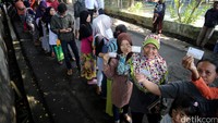 Warga menunjukkan KJP.