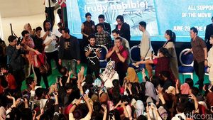 Ribuan Fans Ramaikan Meet and Greet Rudy Habibie di Solo