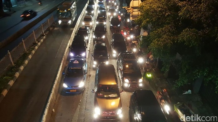 Jelang Libur Lebaran, Lalu Lintas di Jakarta Merayap di Malam Hari