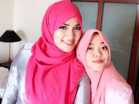 Foto: Gaya Hijab Feminin Istri Bupati Sumenep, Nurfitriana