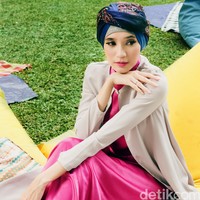 Wardrobe: Zoya. Fotografer: Denny Tjan. Makeup Artist: Zoya. Lokasi: Twin House Restaurant, Jl Cipete Raya No.1A, Cipete, Cilandak, Jakarta Selatan. Stylist: Arina Yulistara & Daniel Ngantung. Model: Dhini Aminarti.