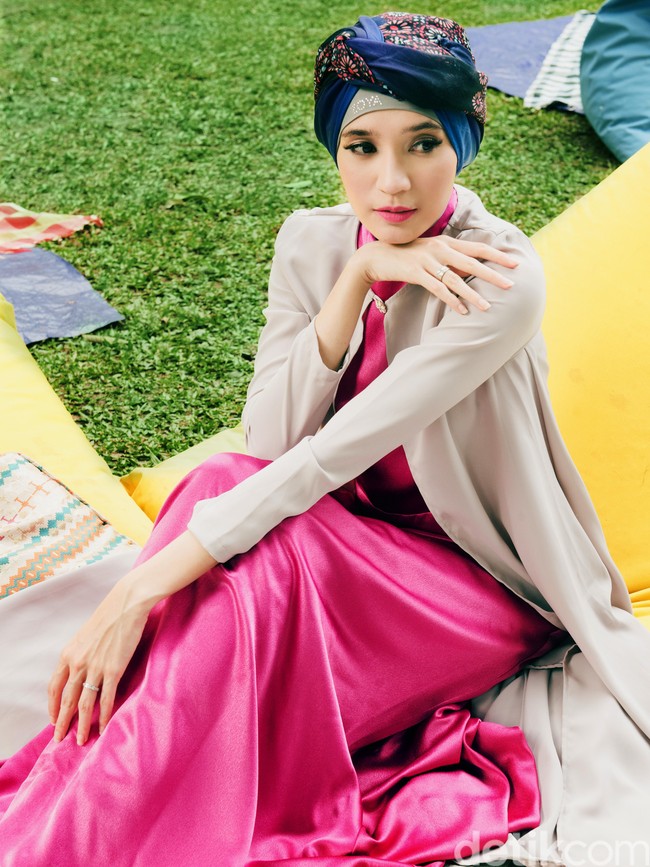 Wardrobe: Zoya. Fotografer: Denny Tjan. Makeup Artist: Zoya. Lokasi: Twin House Restaurant, Jl Cipete Raya No.1A, Cipete, Cilandak, Jakarta Selatan. Stylist: Arina Yulistara & Daniel Ngantung. Model: Dhini Aminarti.