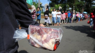 Panjangnya Antrean Daging Rp 39 Ribu/Kg