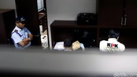 Ada 6 penyidik yang menghampiri ruangan 906 untuk melakukan penggeledahan, Kamis (30/6/2016).