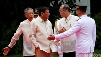 Duterte menggantikan Benigno Aquino. Duterte dan Aquino sempat terlihat saling berjabat tangan dan mengobrol saat serah terima jabatan. REUTERS/Erik De Castro.