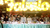 Sebelum Meet and Greet, para bintang, kru beserta BJ Habibie berbuka puasa terlebih dahulu di Double Decker.