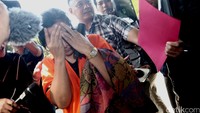 Berthanatalia tampak menutup muka saat didekati awak media usai menjalani pemeriksaan.