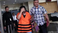 Uang tersebut diberikan oleh Berthanatalia.