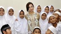Niki tak lupa untuk mengabadikan momen bersama anak-anak yatim. Pool/Noel/detikFoto.