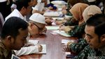 Antusiasme Warga Membayar Zakat