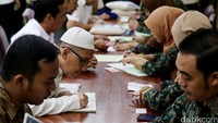 Jamaah Masjid Itiqlal membayar zakat usai salat Jumat di masjid terbesar di Indonesia itu.