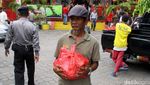 Kelenteng Gondomanan Bagikan Sembako