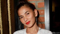 Lipstik merah tebal dengan anting berukuran besar dan gelang berwarna hitam dan putih menjadi pilihannya untuk tampil di acara tersebut. Pool/Gus Mun/detikFoto.