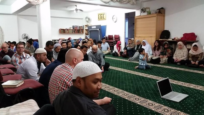 Begini Serunya Buka Puasa Bersama WNI dan Mualaf di Belanda Begini Serunya Buka Puasa Bersama WNI dan Mualaf di Belanda