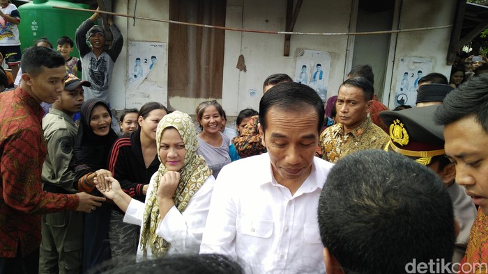 Kantong Kresek Merah dan Putih dari Jokowi untuk Warga