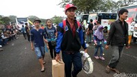 Sebanyak 16 ribu orang diberangkatkan dengan 270 bus secara serentak dan gratis, dengan tujuan Cirebon, Tegal, Kuningan, Yogyakarta, Solo, Purwokerto dan Wonogiri.