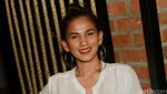 Gaya Etnik Nova Eliza dengan Rok Batik