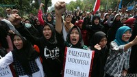 Sejumlah mat muslim melakukan aksi unjuk rasa di depan kedutaan besar Amerika Serikat, Jakarta, Jumat (1/7/2016).