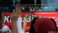Bus bergerak membawa pemudik ke kampung halaman.
