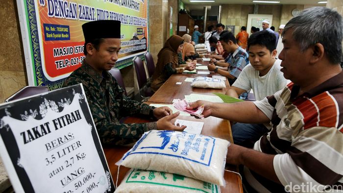Ilustrasi Membayar Zakat/Foto: Ari Saputra Ilustrasi Membayar Zakat/Foto: Ari Saputra