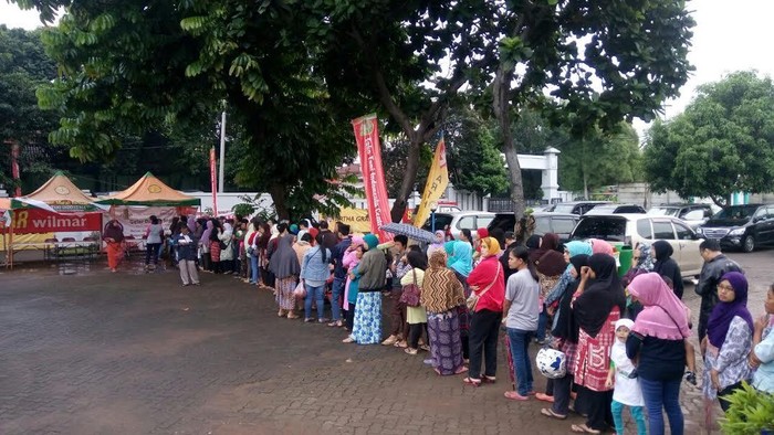 Incar Daging Sampai Bawang Murah, Warga Antre di Toko Tani Pasar Minggu