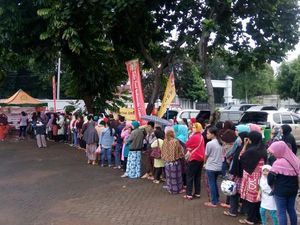 Incar Daging Sampai Bawang Murah, Warga Antre di Toko Tani Pasar Minggu